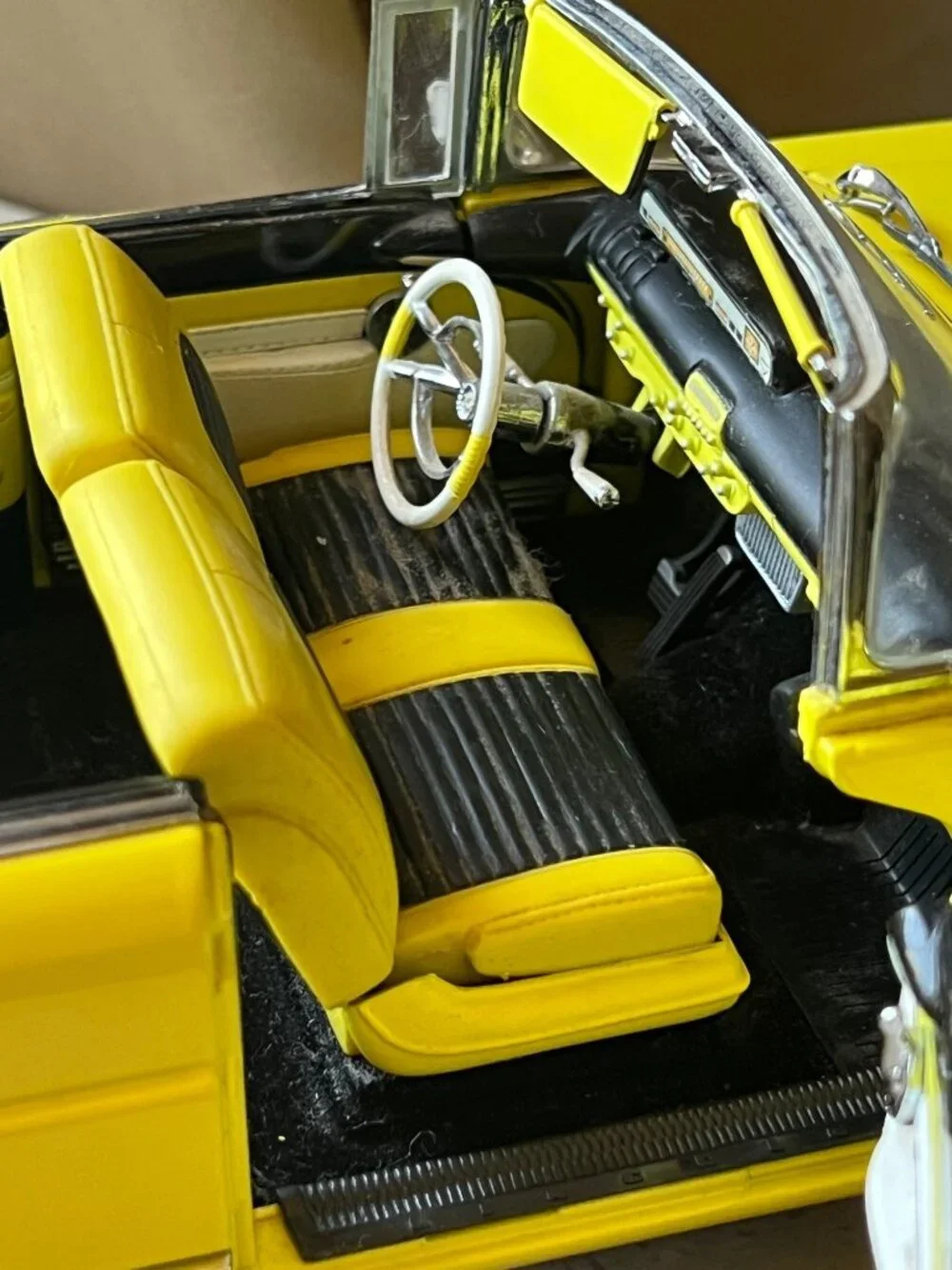 Sun Star 1958 Lincoln Premier Convertible Diecast Model 1:18 Yellow & White